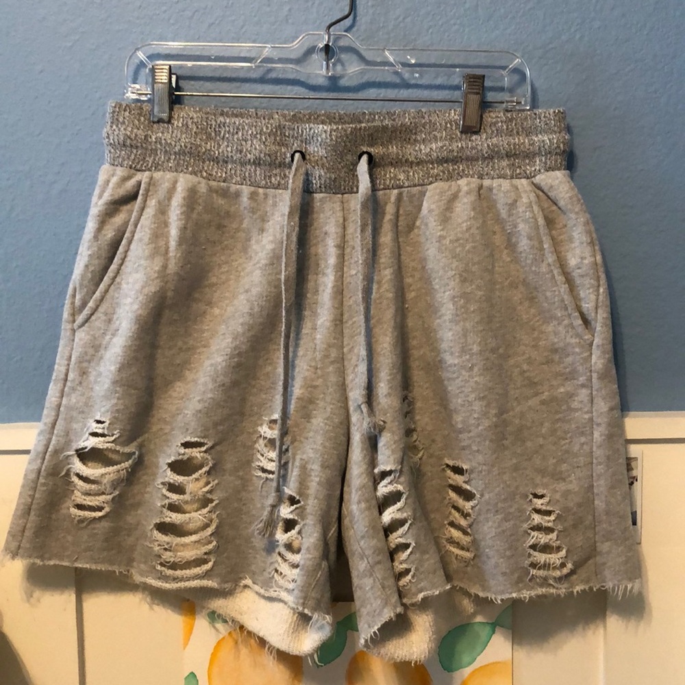 NATURAL LIFE Grayson distressed sweat shorts in Heather gray